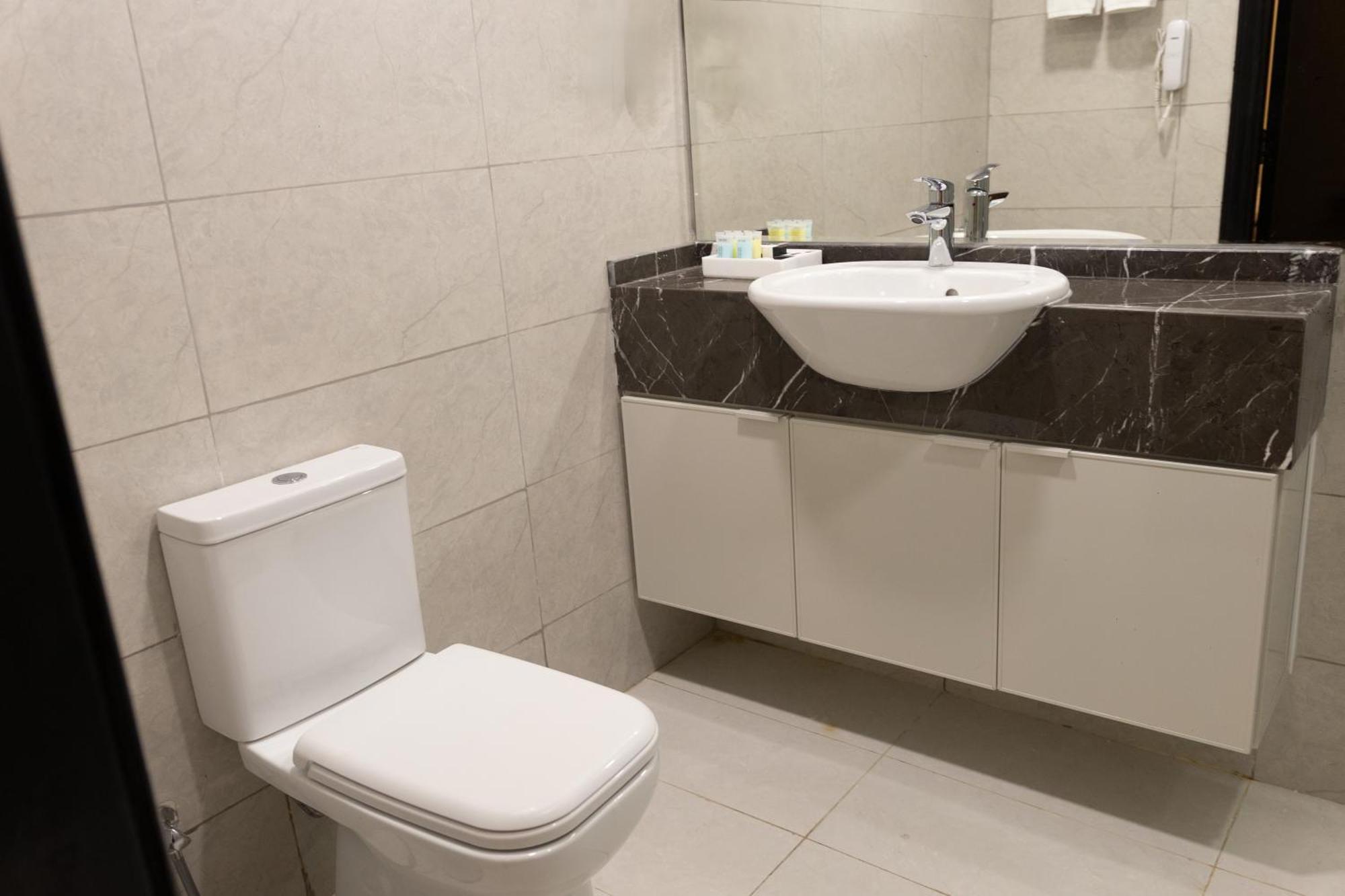 Vendome Plaza Hotel Дубай Экстерьер фото