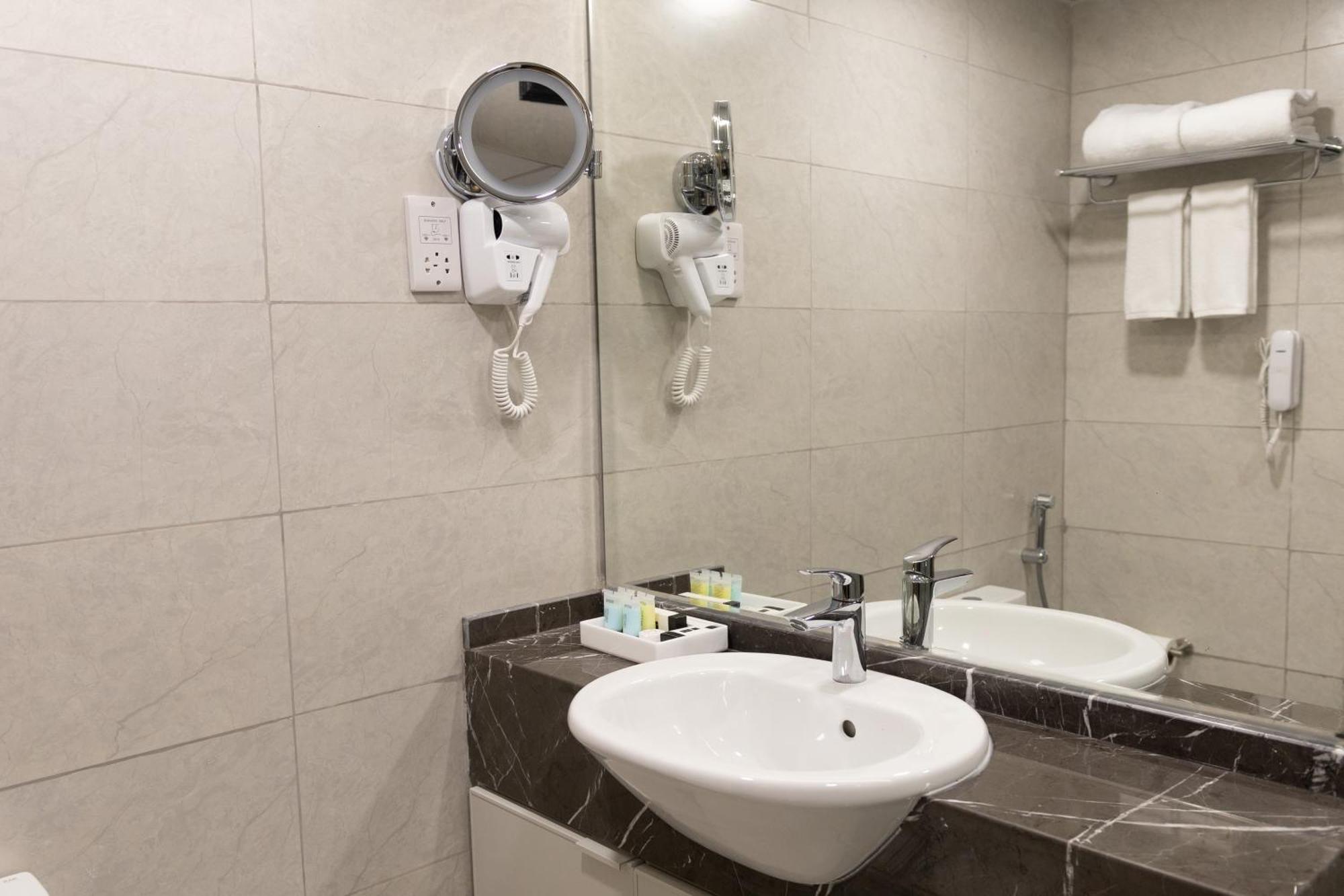Vendome Plaza Hotel Дубай Экстерьер фото