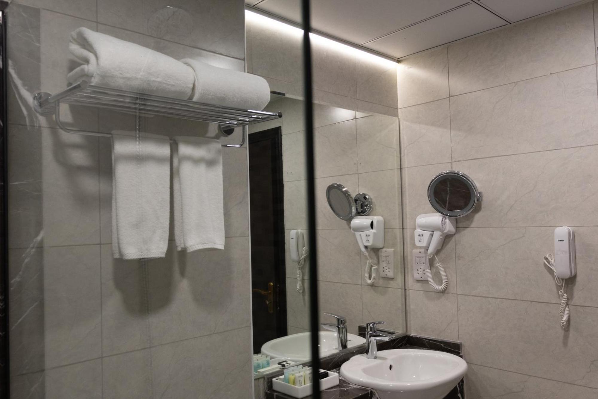 Vendome Plaza Hotel Дубай Экстерьер фото